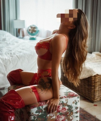 😘
У меня умение создать атмосферу комфорта и наслаждения, благодаря которой наши встречи станут настоящими праздниками. 💃🏼
Мои услуги включают в себя незабываемый эротический массаж🌹, глубокий французский поцелуй💋, и другие эксклюзивные удовольствия, которые откроют для тебя новые грани наслаждения. ✨
У меня есть множество отзывов от моих довольных клиентов, которые подтверждают мою высокую профессиональность. 🌟
Я предлагаю абсолютно конфиденциальные встречи в уютных апартаментах в центре Москвы. 🏙️
Не упусти возможность окунуться в мир удовольствия и наслаждения со мной. 🌹✨
Посмотри мои фото, чтобы увидеть, насколько я прекрасна, и свяжись со мной, чтобы организовать нашу встречу. 📸💕 Эльвира